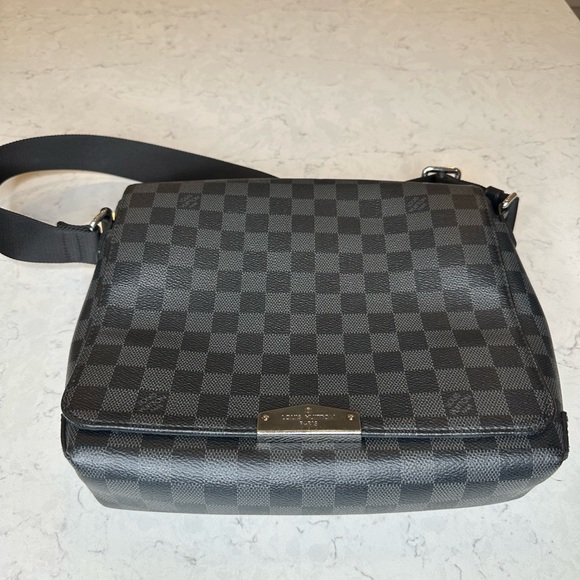 Louis Vuitton 2018 pre-owned District PM crossbody bag Black